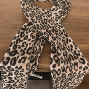 V. FRAAS Leopard Print Scarf in Black and Tan
